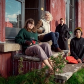 "Beggar" millionaire: a rich man from the UK has abandoned the benefits of civilization and lives on a remote island