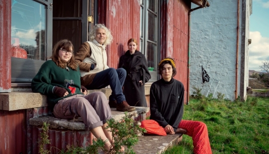 "Beggar" millionaire: a rich man from the UK has abandoned the benefits of civilization and lives on a remote island "Beggar" millionaire: a rich man from the UK has abandoned the benefits of civilization and lives on a remote island