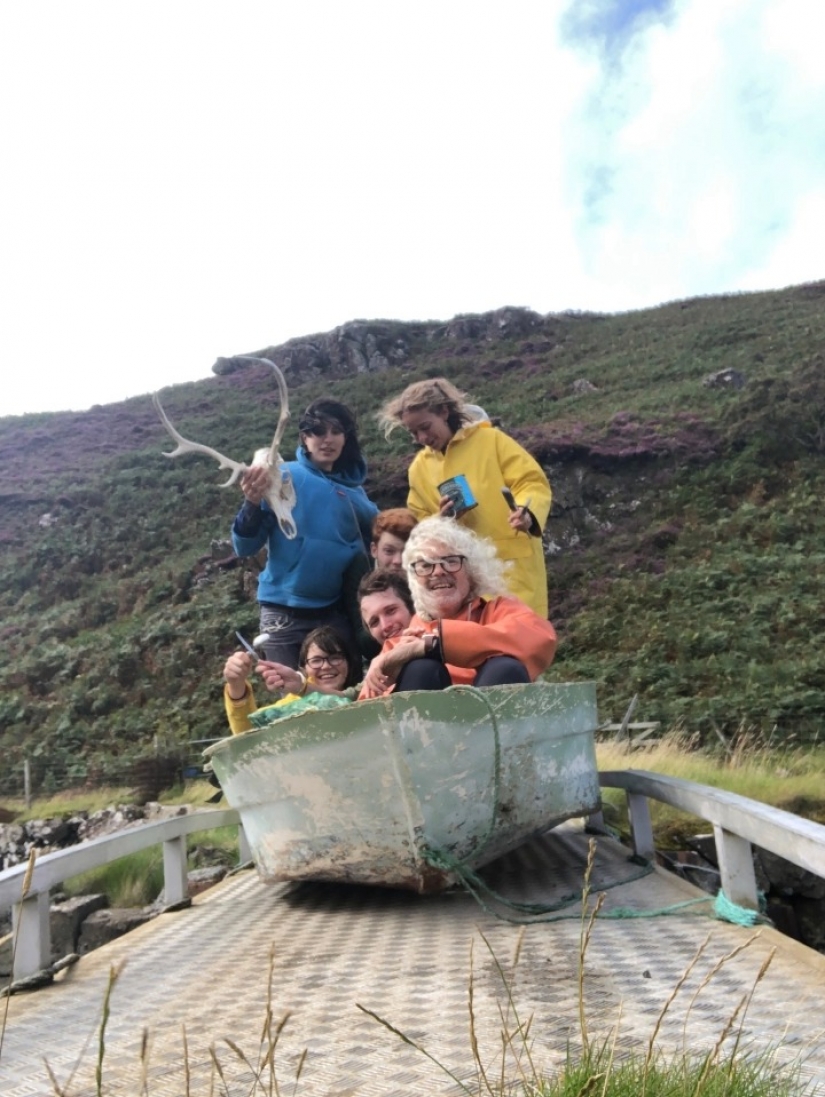 "Beggar" millionaire: a rich man from the UK has abandoned the benefits of civilization and lives on a remote island "Beggar" millionaire: a rich man from the UK has abandoned the benefits of civilization and lives on a remote island