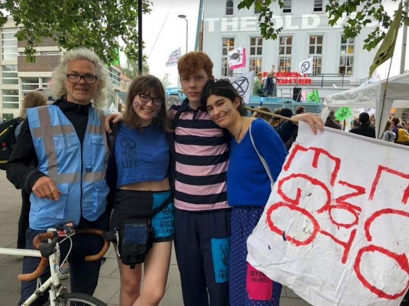 "Beggar" millionaire: a rich man from the UK has abandoned the benefits of civilization and lives on a remote island "Beggar" millionaire: a rich man from the UK has abandoned the benefits of civilization and lives on a remote island