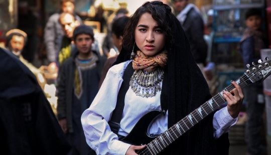 Belleza contra la guerra en las obras de la fotógrafa de Afganistán Fatima Hossaini