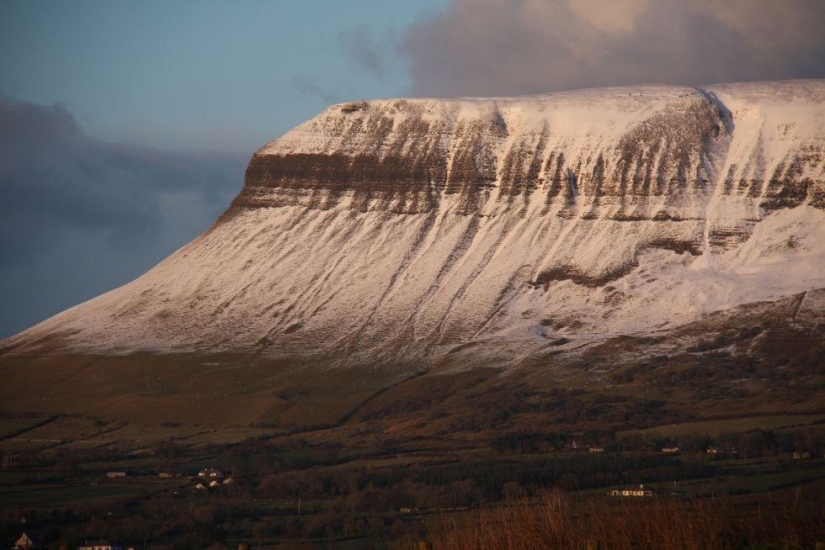 Ben-Bulben — surprisingly beautiful mountain in County Sligo Ben-Bulben — surprisingly beautiful mountain in County Sligo