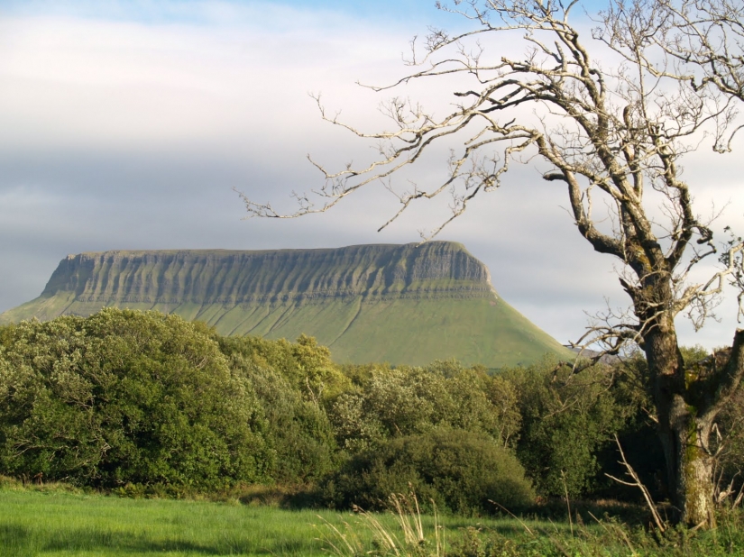 Ben Bulben — sorprendentemente hermoso de la montaña en el Condado de Sligo