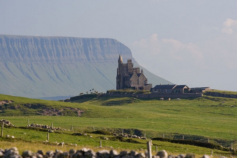 Ben Bulben — sorprendentemente hermoso de la montaña en el Condado de Sligo