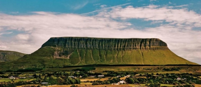Ben Bulben — sorprendentemente hermoso de la montaña en el Condado de Sligo