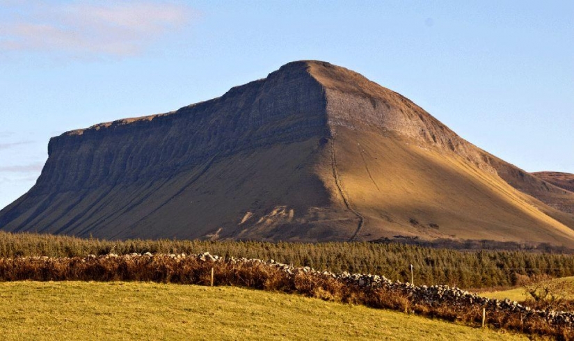 Ben Bulben — sorprendentemente hermoso de la montaña en el Condado de Sligo