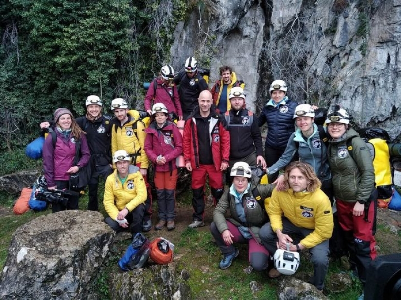 Beyond time: 15 volunteers in France will hold in complete isolation in the cave for 40 days