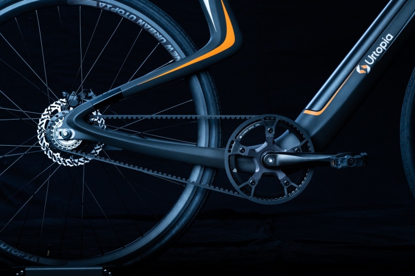 Bicicleta eléctrica urbana completamente de carbono Urtopia con radar, control por voz y GPS