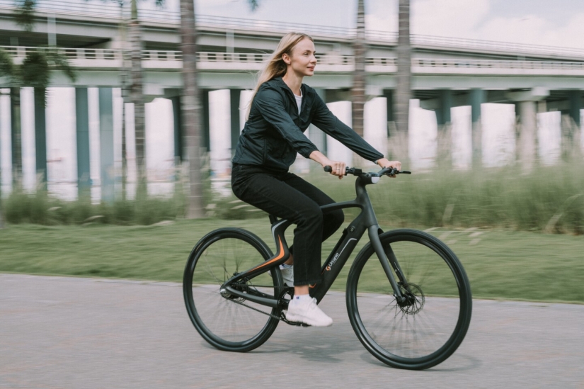 Bicicleta eléctrica urbana completamente de carbono Urtopia con radar, control por voz y GPS