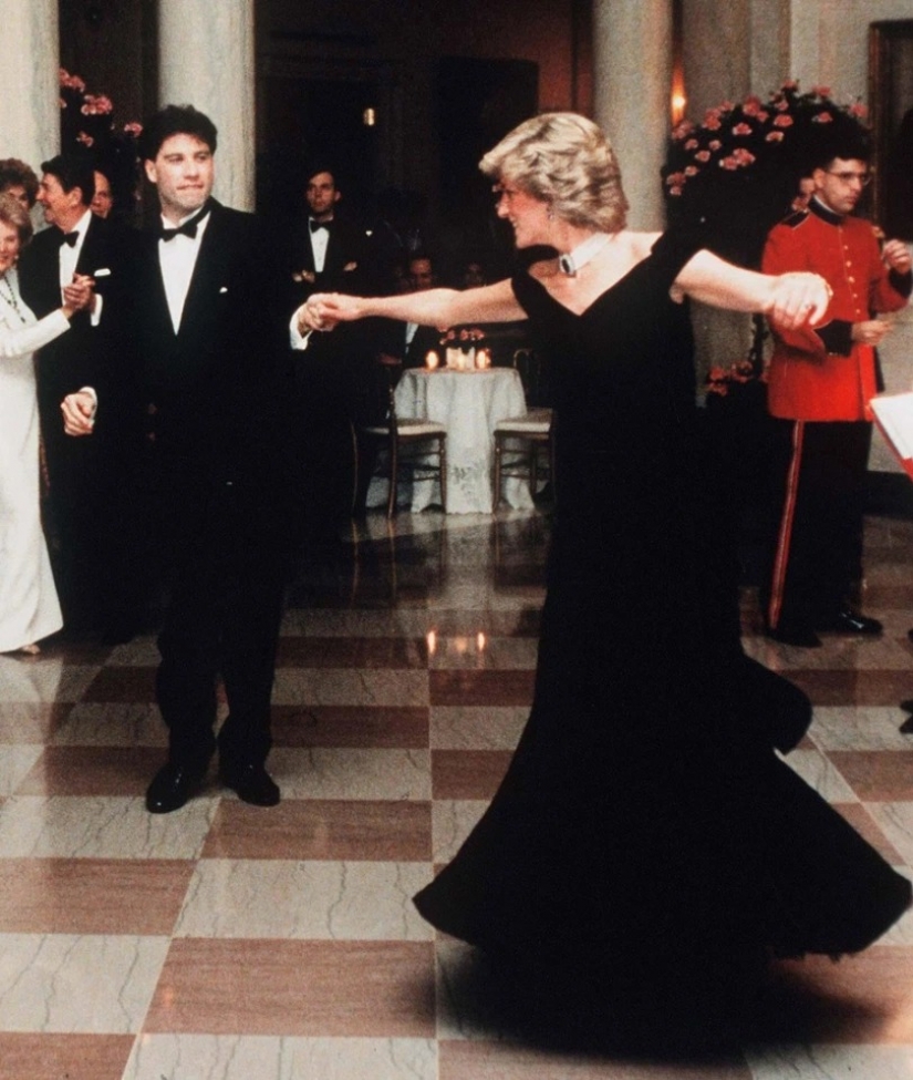 Bragas de la reina Victoria, muebles sexuales del rey Eduardo y otras cosas de la nobleza, vendidas por mucho dinero Bragas de la reina Victoria, muebles sexuales del rey Eduardo y otras cosas de la nobleza, vendidas por mucho dinero