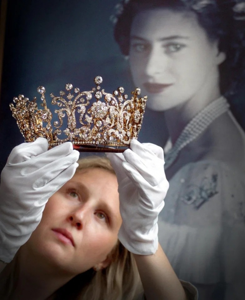 Bragas de la reina Victoria, muebles sexuales del rey Eduardo y otras cosas de la nobleza, vendidas por mucho dinero Bragas de la reina Victoria, muebles sexuales del rey Eduardo y otras cosas de la nobleza, vendidas por mucho dinero