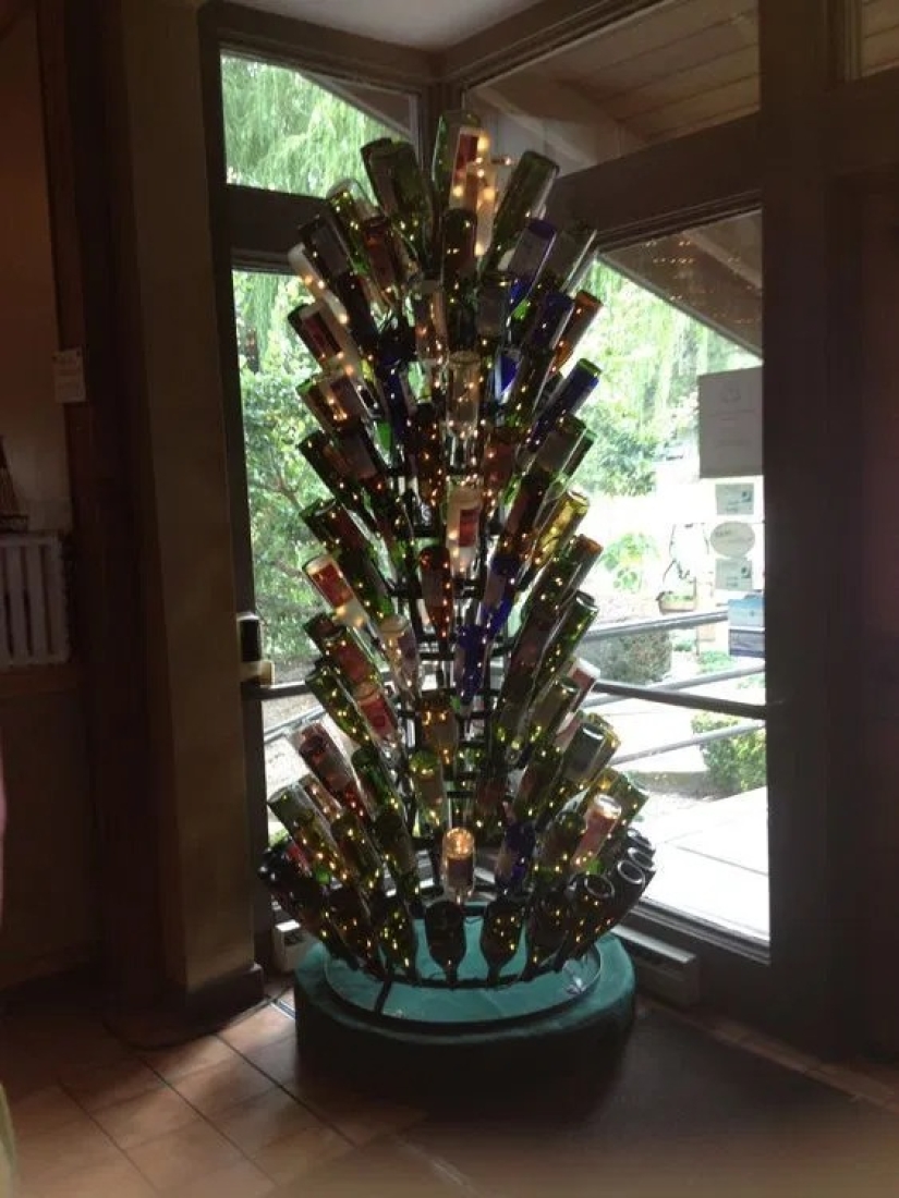 Británico las Amas de casa a recoger botellas para hacer de ellos un árbol de Navidad