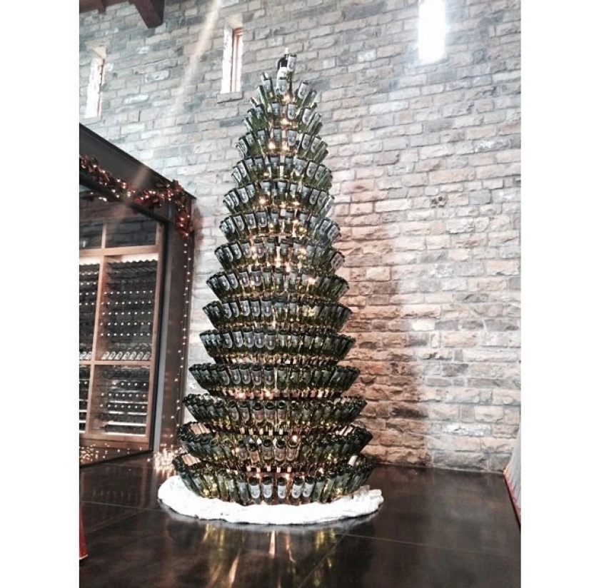 Británico las Amas de casa a recoger botellas para hacer de ellos un árbol de Navidad