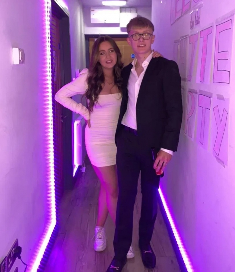 Broma brillante: la estudiante cubrió toda la habitación de la vecina con papel de aluminio, incluidas las paredes, el suelo y su vibrador Broma brillante: la estudiante cubrió toda la habitación de la vecina con papel de aluminio, incluidas las paredes, el suelo y su vibrador