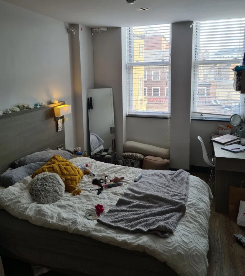 Broma brillante: la estudiante cubrió toda la habitación de la vecina con papel de aluminio, incluidas las paredes, el suelo y su vibrador Broma brillante: la estudiante cubrió toda la habitación de la vecina con papel de aluminio, incluidas las paredes, el suelo y su vibrador