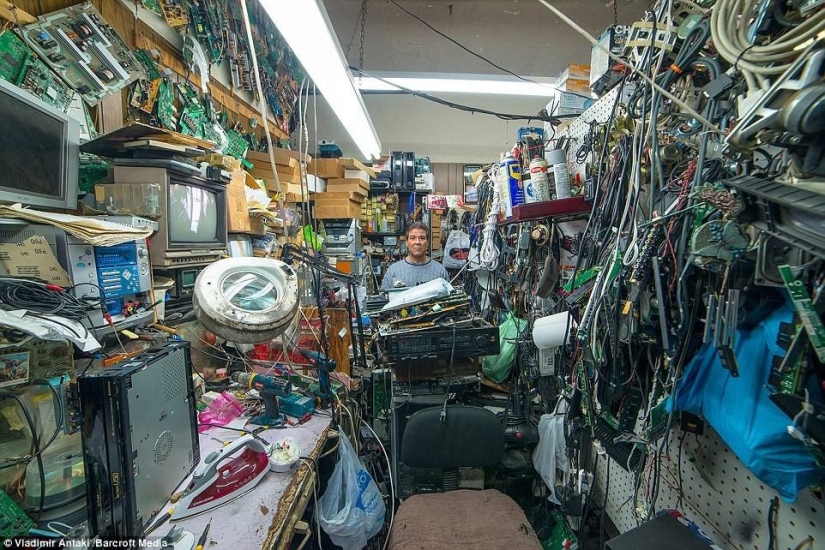 Canadian photographer Vladimir Antaki studies the mysterious life of shopkeepers