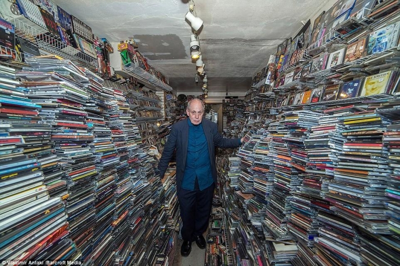 Canadian photographer Vladimir Antaki studies the mysterious life of shopkeepers