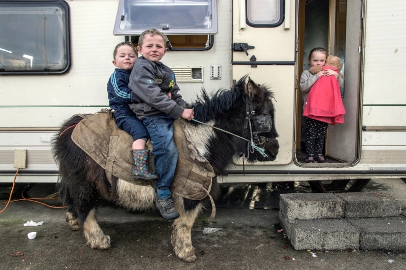 Caravan: The Secret Life of Irish Gypsies in Joseph Philip Bevillard's poignant photographs Caravan: The Secret Life of Irish Gypsies in Joseph Philip Bevillard's poignant photographs