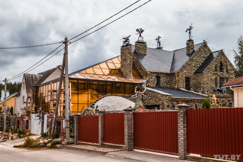 Casa gótica con demonios aterroriza a los residentes de la aldea bielorrusa
