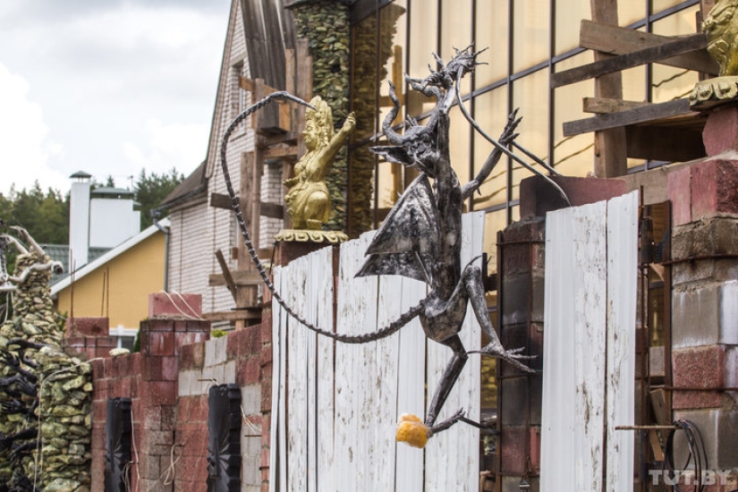 Casa gótica con demonios aterroriza a los residentes de la aldea bielorrusa