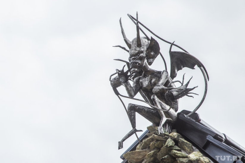 Casa gótica con demonios aterroriza a los residentes de la aldea bielorrusa