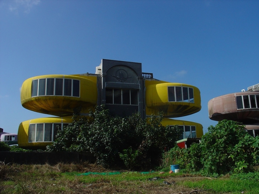 Casas de OVNIS en Taiwán: Una ciudad fantasma futurista abandonada Casas de OVNIS en Taiwán: Una ciudad fantasma futurista abandonada