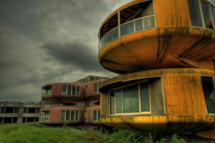 Casas de OVNIS en Taiwán: Una ciudad fantasma futurista abandonada Casas de OVNIS en Taiwán: Una ciudad fantasma futurista abandonada