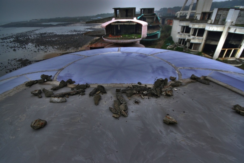 Casas de OVNIS en Taiwán: Una ciudad fantasma futurista abandonada Casas de OVNIS en Taiwán: Una ciudad fantasma futurista abandonada