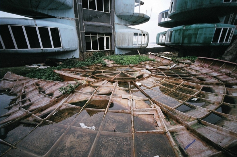 Casas de OVNIS en Taiwán: Una ciudad fantasma futurista abandonada Casas de OVNIS en Taiwán: Una ciudad fantasma futurista abandonada