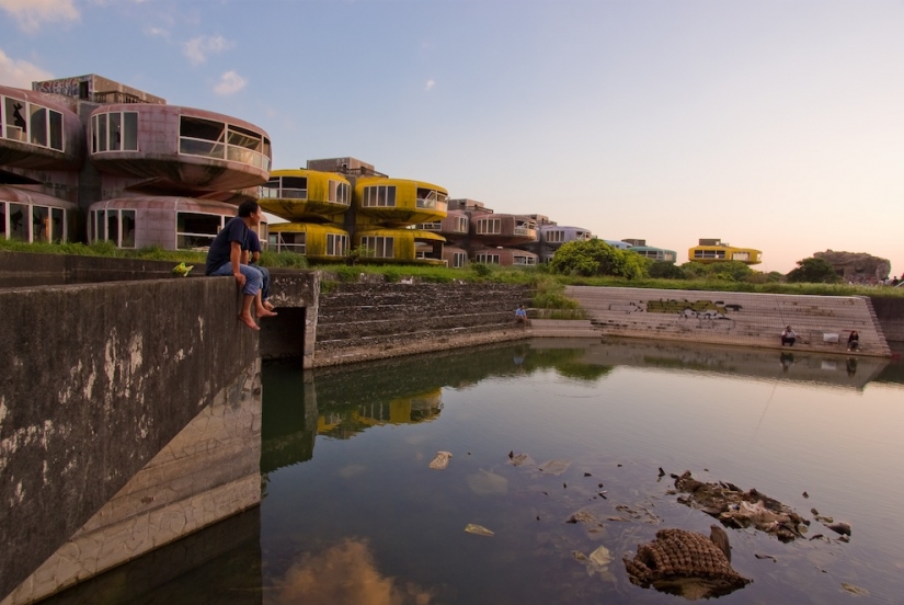 Casas de OVNIS en Taiwán: Una ciudad fantasma futurista abandonada Casas de OVNIS en Taiwán: Una ciudad fantasma futurista abandonada