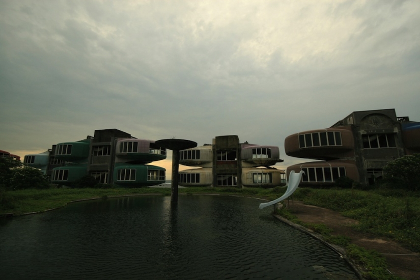 Casas de OVNIS en Taiwán: Una ciudad fantasma futurista abandonada Casas de OVNIS en Taiwán: Una ciudad fantasma futurista abandonada
