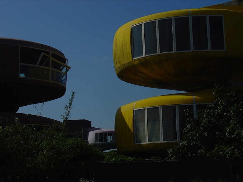Casas de OVNIS en Taiwán: Una ciudad fantasma futurista abandonada Casas de OVNIS en Taiwán: Una ciudad fantasma futurista abandonada