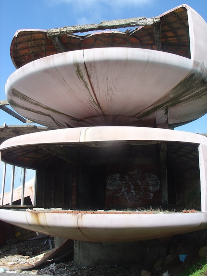 Casas de OVNIS en Taiwán: Una ciudad fantasma futurista abandonada Casas de OVNIS en Taiwán: Una ciudad fantasma futurista abandonada