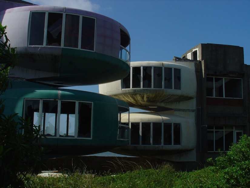 Casas de OVNIS en Taiwán: Una ciudad fantasma futurista abandonada Casas de OVNIS en Taiwán: Una ciudad fantasma futurista abandonada