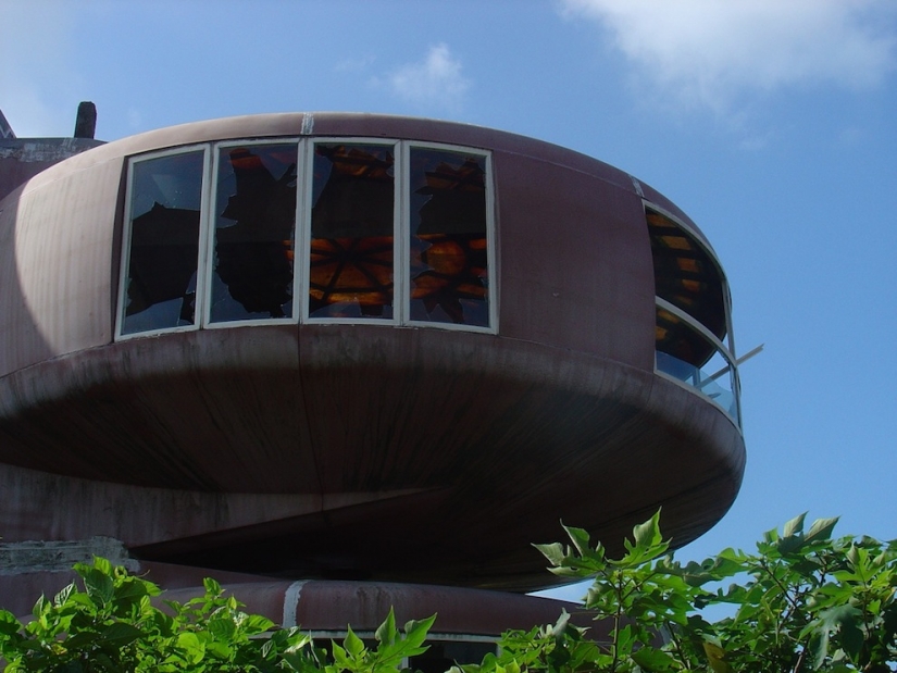 Casas de OVNIS en Taiwán: Una ciudad fantasma futurista abandonada Casas de OVNIS en Taiwán: Una ciudad fantasma futurista abandonada