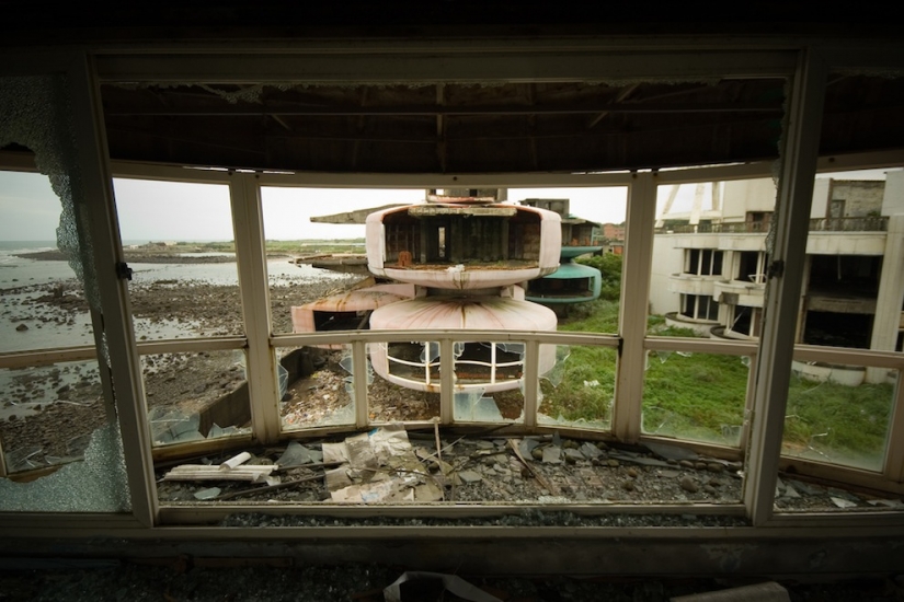 Casas de OVNIS en Taiwán: Una ciudad fantasma futurista abandonada Casas de OVNIS en Taiwán: Una ciudad fantasma futurista abandonada