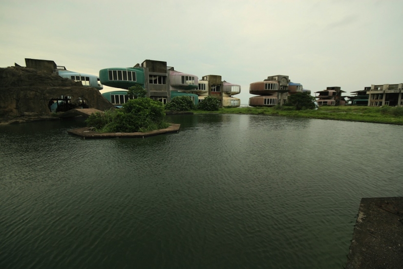 Casas de OVNIS en Taiwán: Una ciudad fantasma futurista abandonada Casas de OVNIS en Taiwán: Una ciudad fantasma futurista abandonada