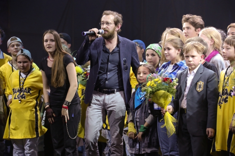 Charity instead of diamonds: stars who don't waste money Charity instead of diamonds: stars who don't waste money