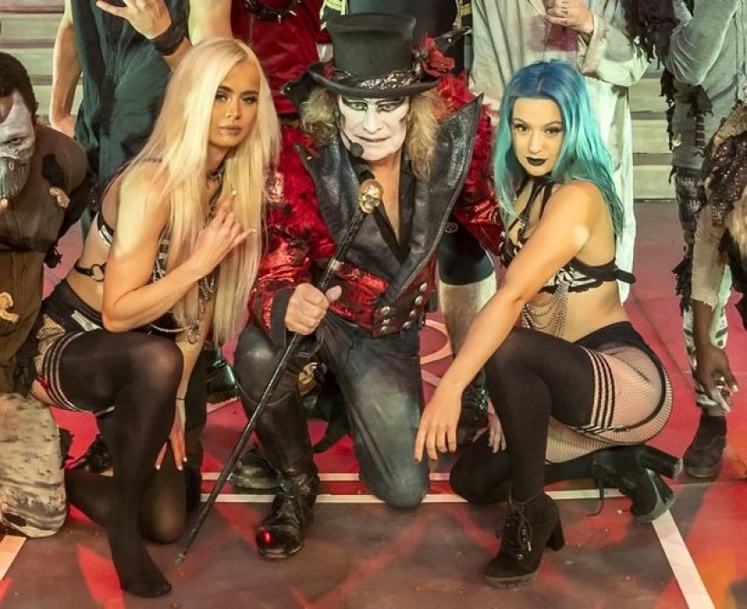 Chica de gutapercha: una camarera del Reino Unido gana dinero extra en un circo, subiendo a frascos de vidrio