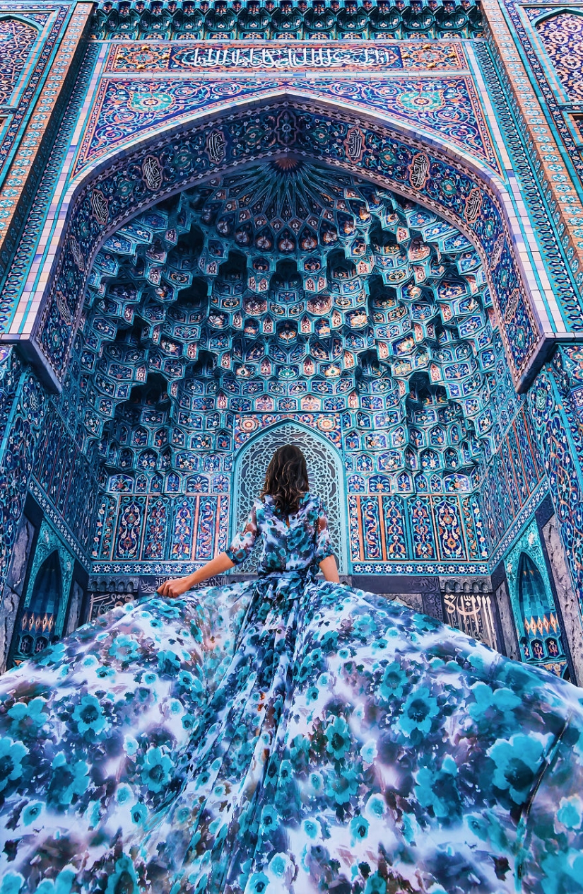 Chicas con vestidos perfectamente combinados con el fondo del paisaje