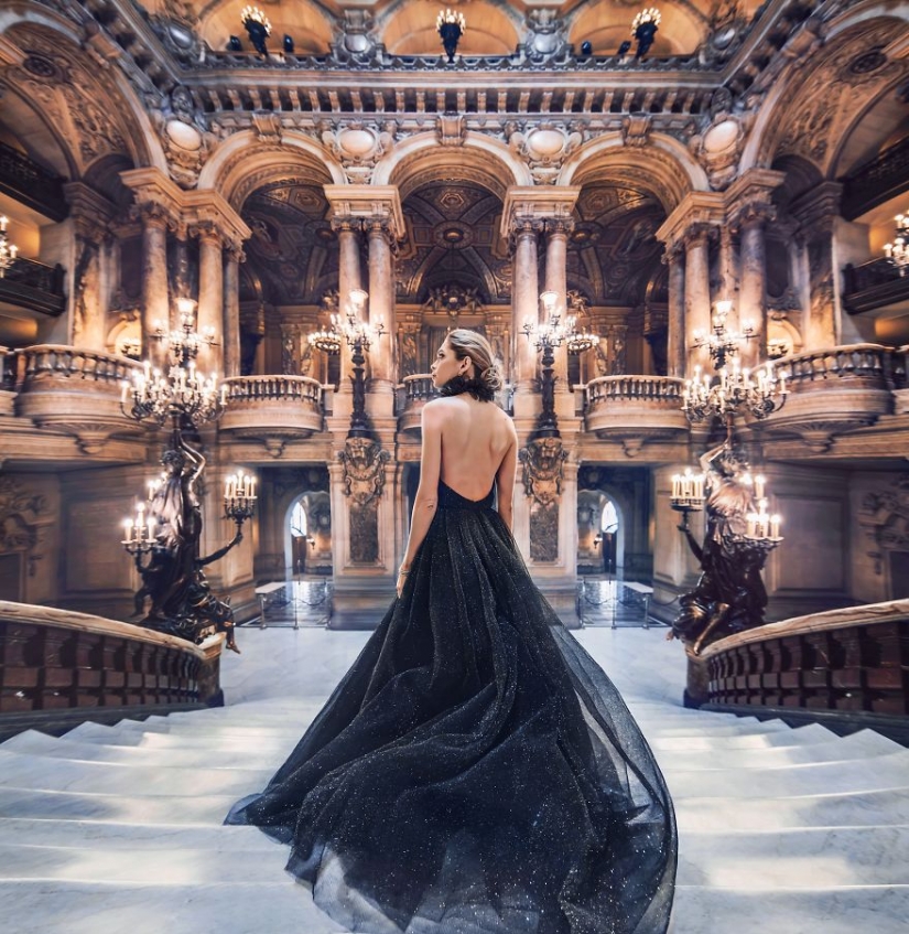 Chicas con vestidos perfectamente combinados con el fondo del paisaje
