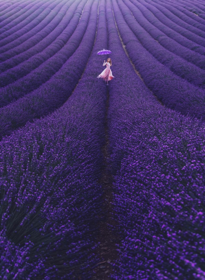 Chicas con vestidos perfectamente combinados con el fondo del paisaje