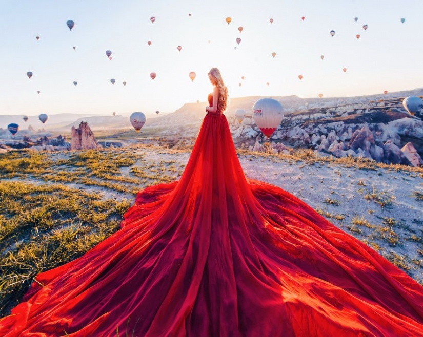 Chicas con vestidos perfectamente combinados con el fondo del paisaje