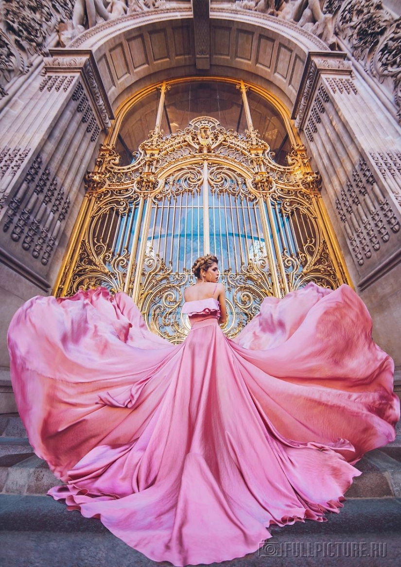 Chicas con vestidos perfectamente combinados con el fondo del paisaje