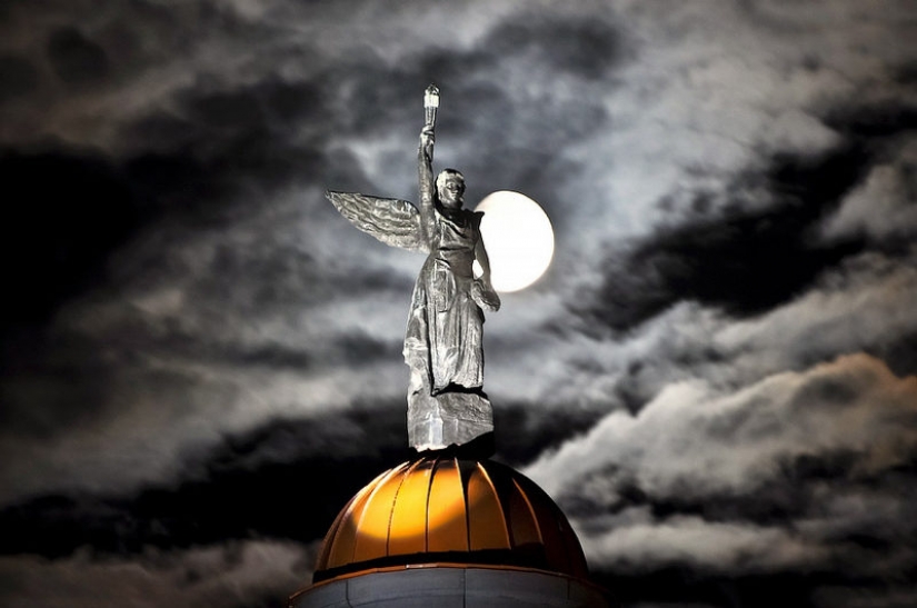 Children's Playground, a zoo, a pleasure coach, and other entertainment Novosibirsk crematorium
