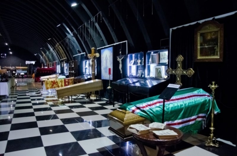 Children's Playground, a zoo, a pleasure coach, and other entertainment Novosibirsk crematorium