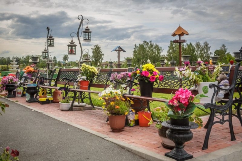 Children's Playground, a zoo, a pleasure coach, and other entertainment Novosibirsk crematorium