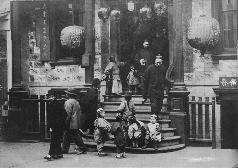 Chinatown in San Francisco before the 1906 earthquake Chinatown in San Francisco before the 1906 earthquake