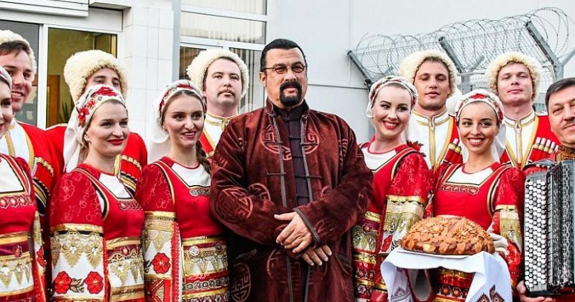 Cómo está el" nuevo ruso " Steven Seagal en Rusia: un actor, un santo budista y una tormenta de pollos