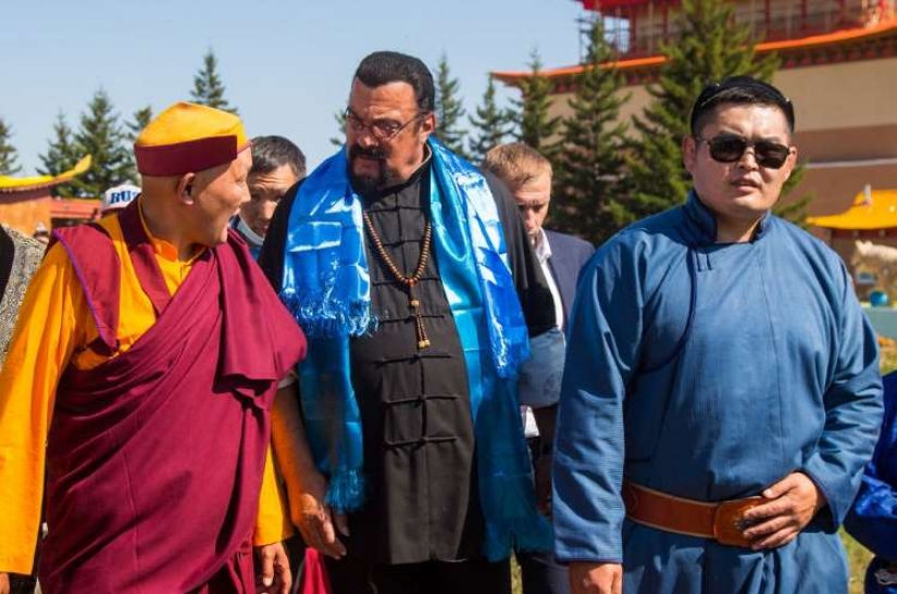 Cómo está el" nuevo ruso " Steven Seagal en Rusia: un actor, un santo budista y una tormenta de pollos